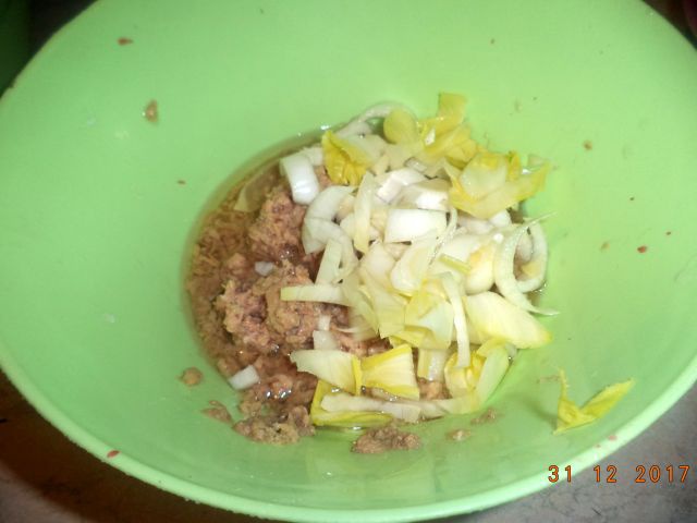 Barcute de andive umplute cu salata exotica