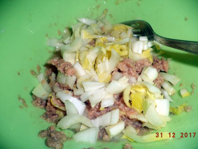 Barcute de andive umplute cu salata exotica