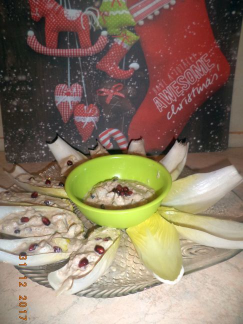 Barcute de andive umplute cu salata exotica