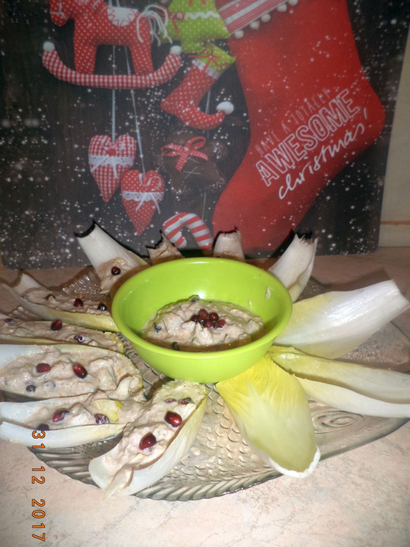 Barcute de andive umplute cu salata exotica