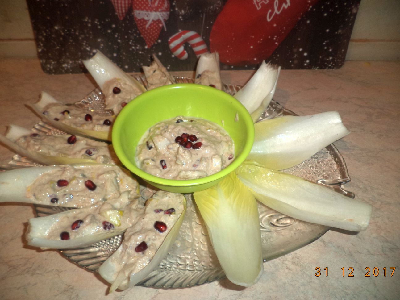 Barcute de andive umplute cu salata exotica