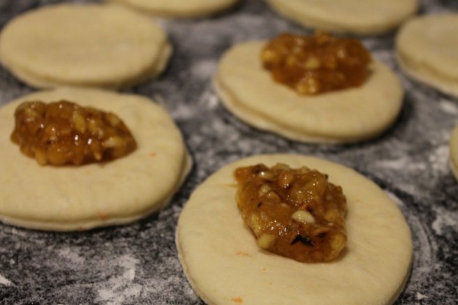 Placinte cu dulceata de caise si migdale prajite