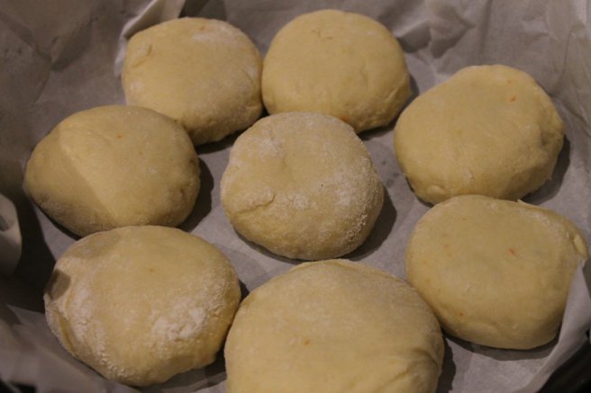 Placinte cu dulceata de caise si migdale prajite