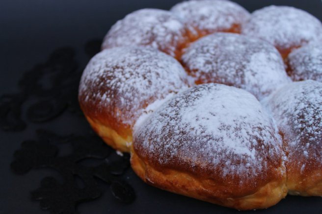 Placinte cu dulceata de caise si migdale prajite