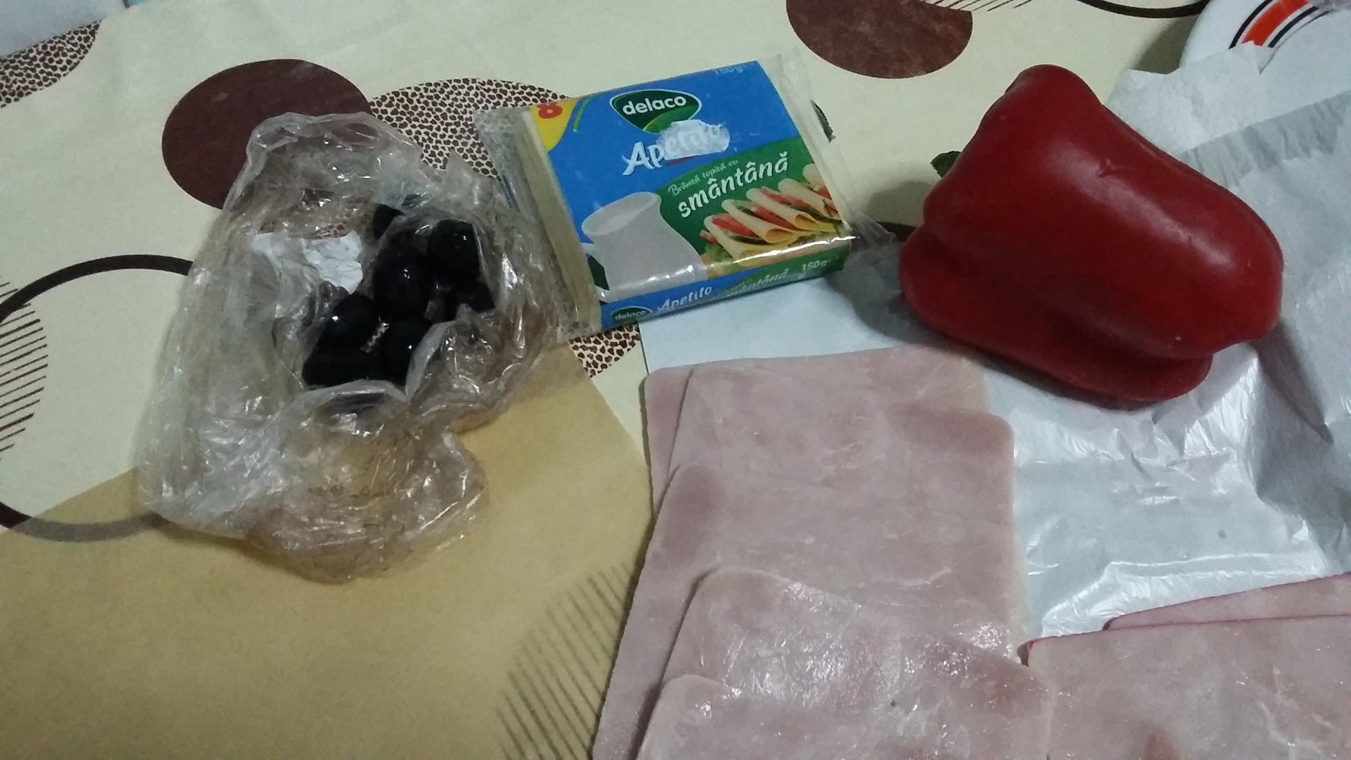 Rulada de carne cu sunca si felii de branza