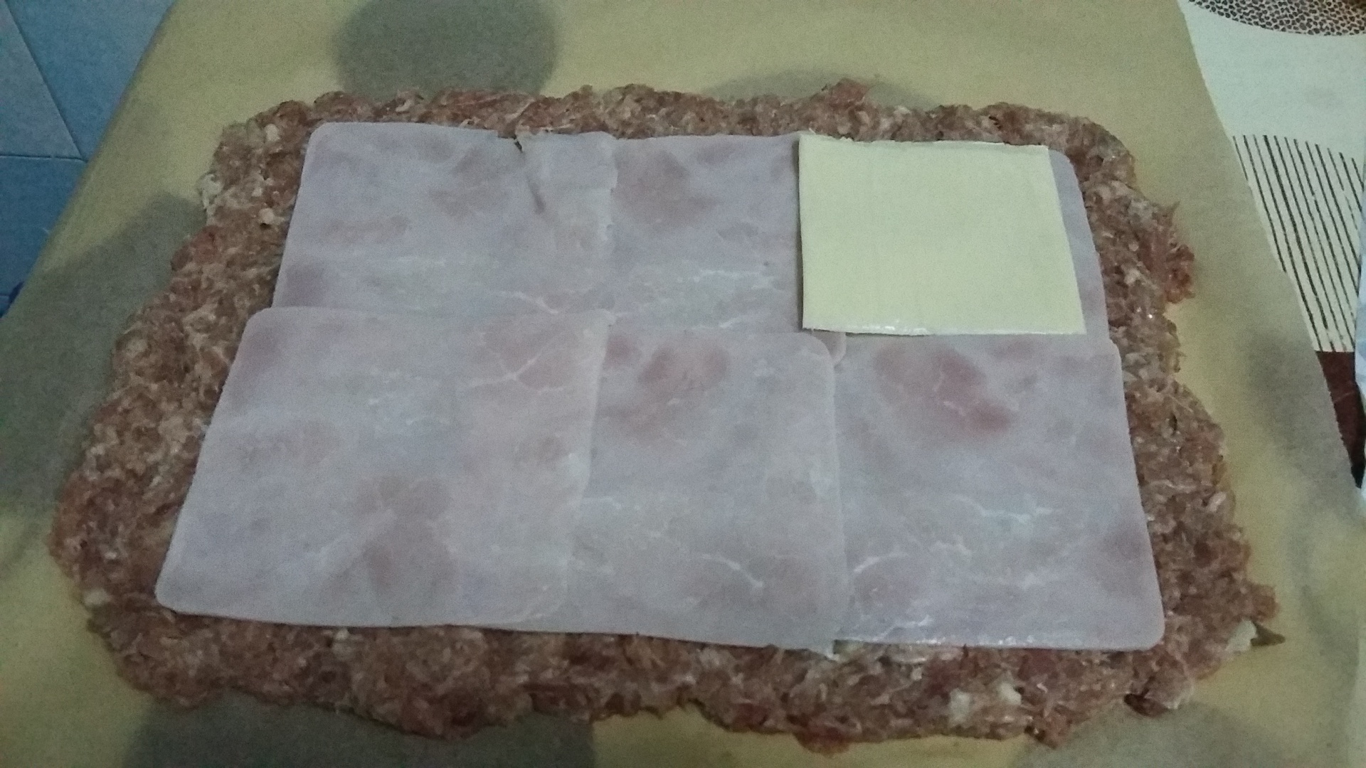 Rulada de carne cu sunca si felii de branza