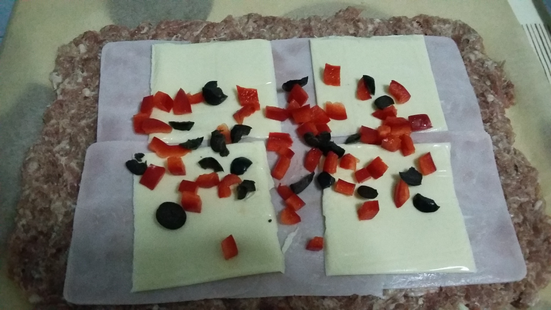 Rulada de carne cu sunca si felii de branza