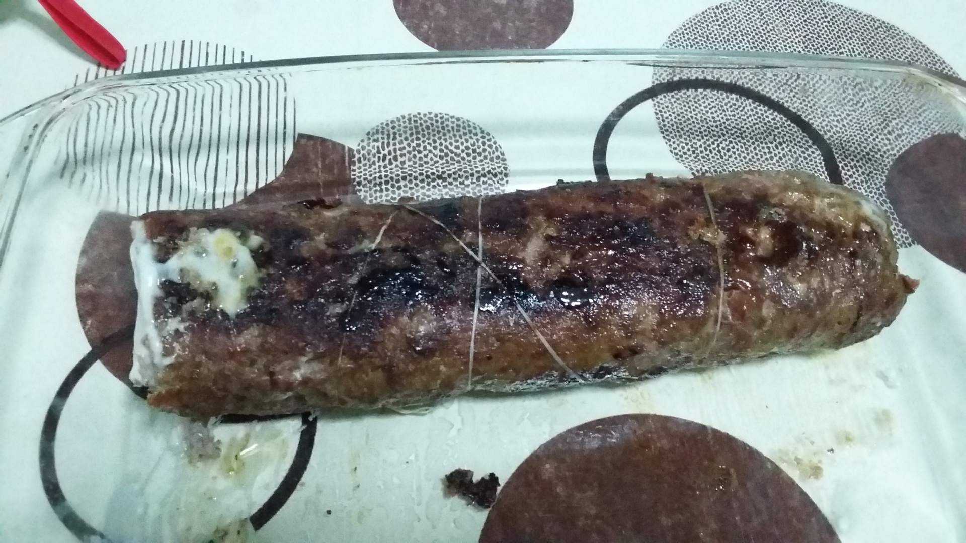 Rulada de carne cu sunca si felii de branza