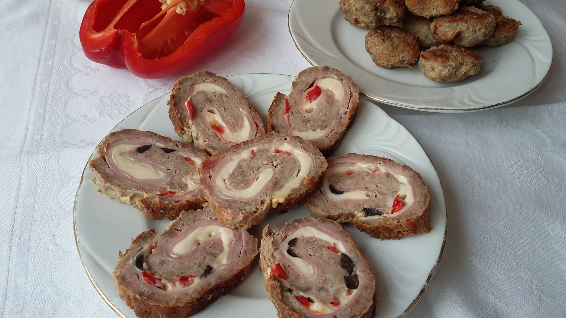 Rulada de carne cu sunca si felii de branza