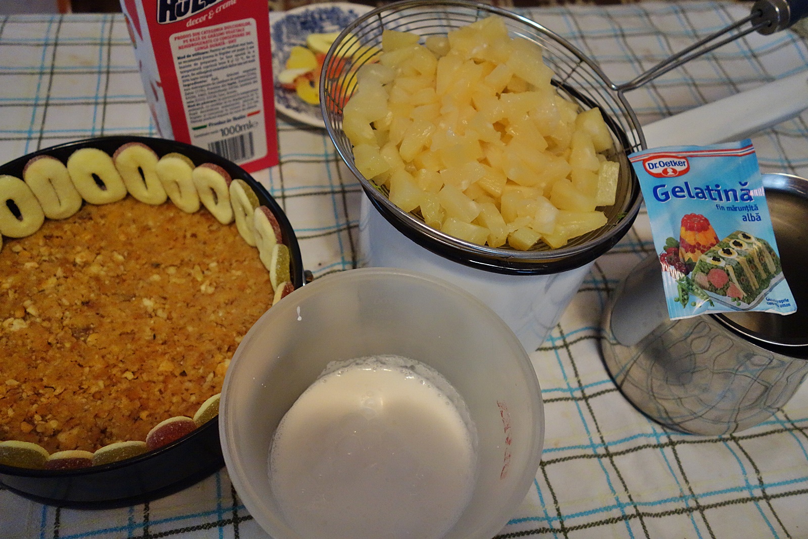 Gelle-cheesecake cu ananas si krantz