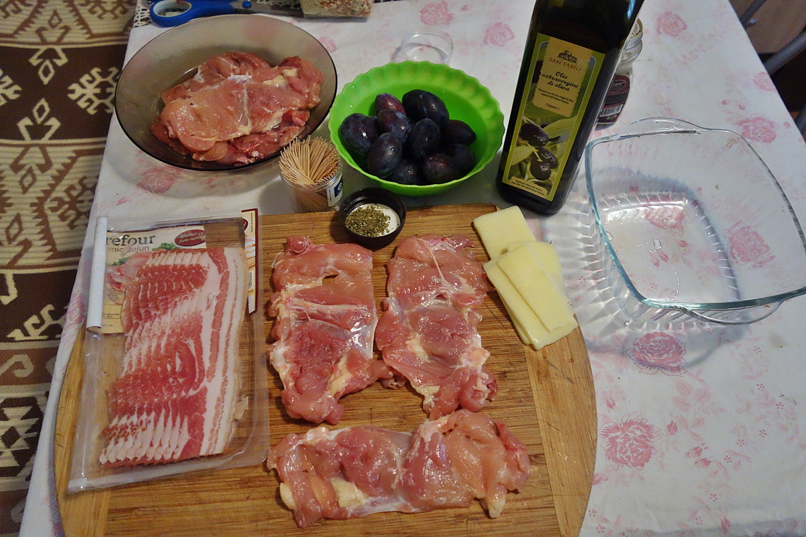 Rulouri jambonate din pui umplute cu prune