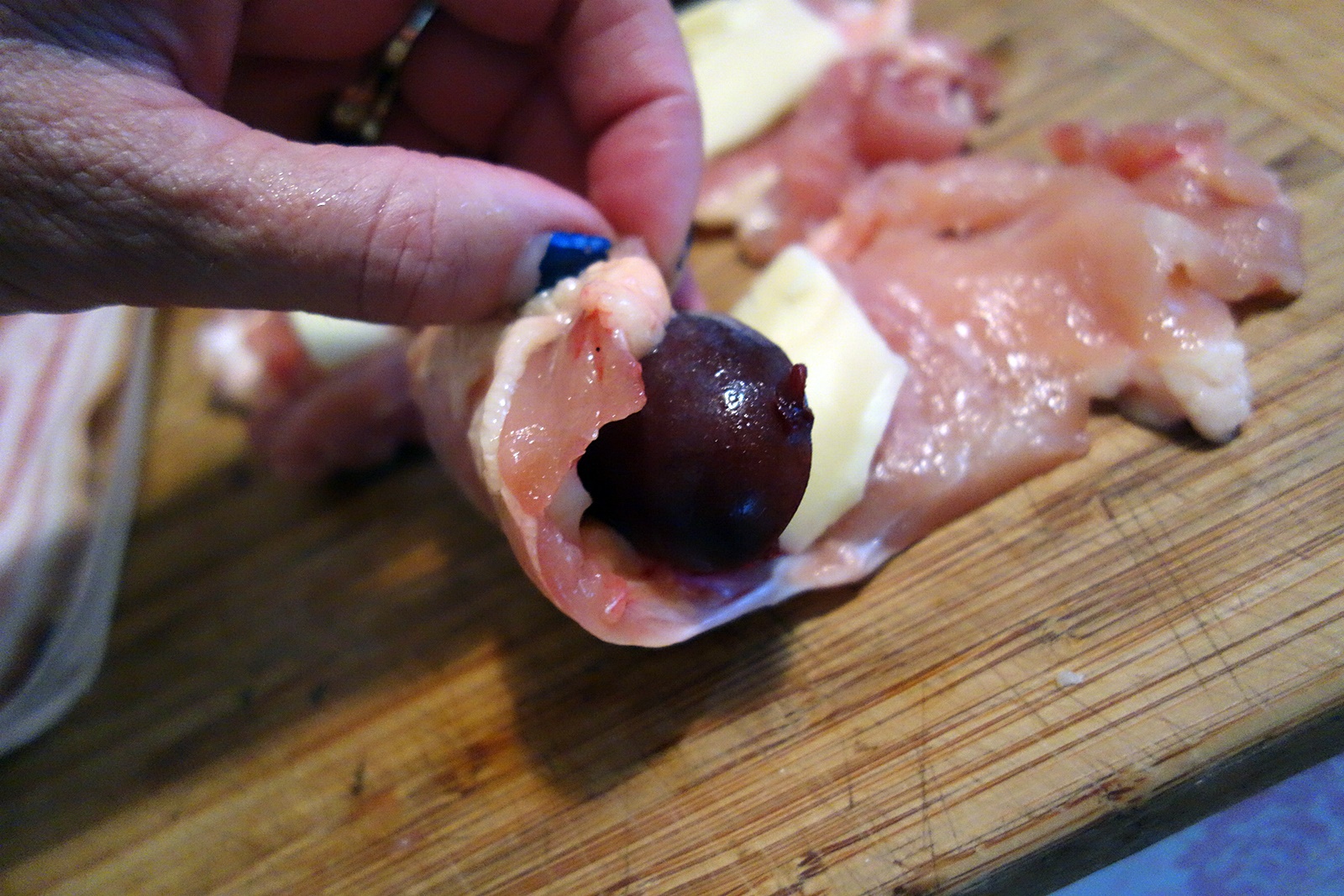 Rulouri jambonate din pui umplute cu prune