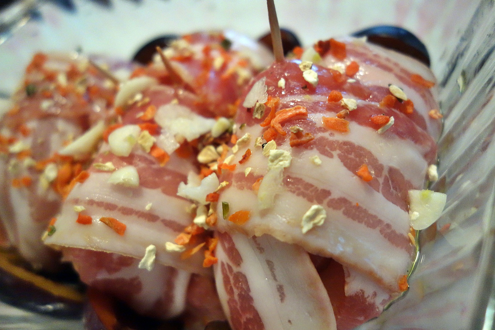 Rulouri jambonate din pui umplute cu prune