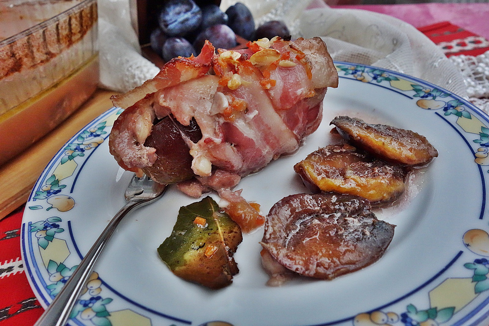 Rulouri jambonate din pui umplute cu prune