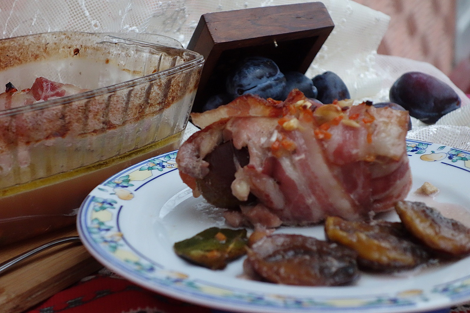 Rulouri jambonate din pui umplute cu prune