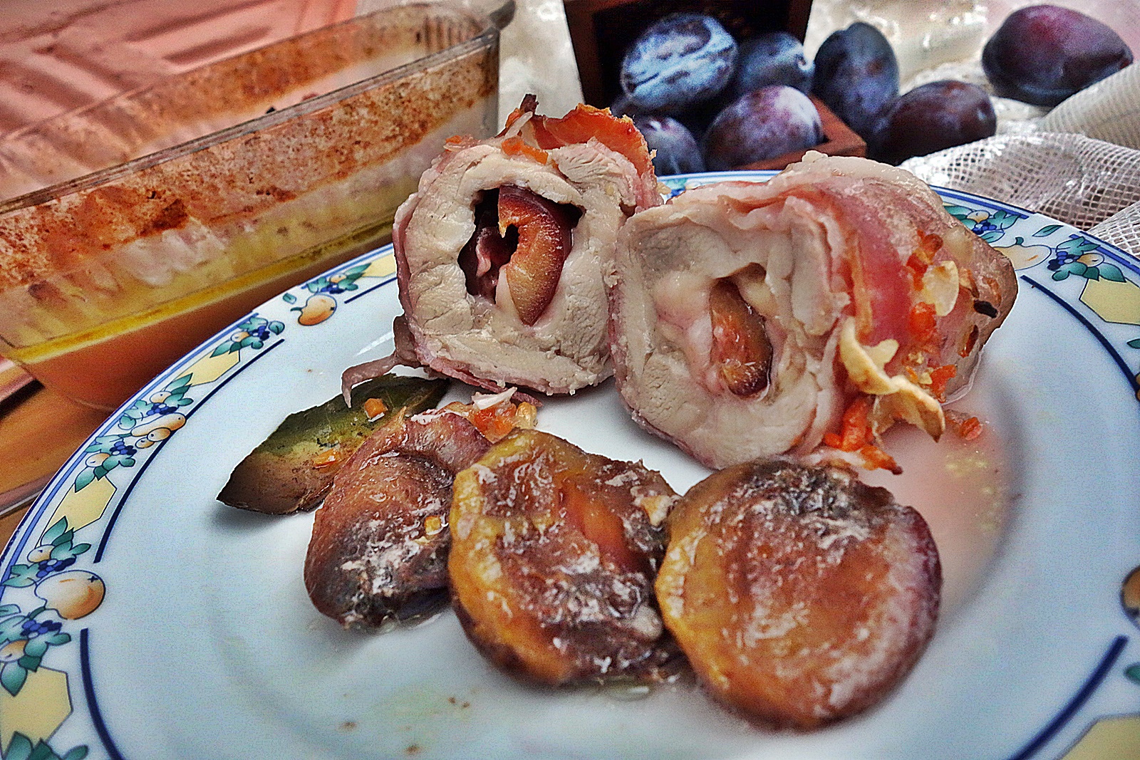 Rulouri jambonate din pui umplute cu prune