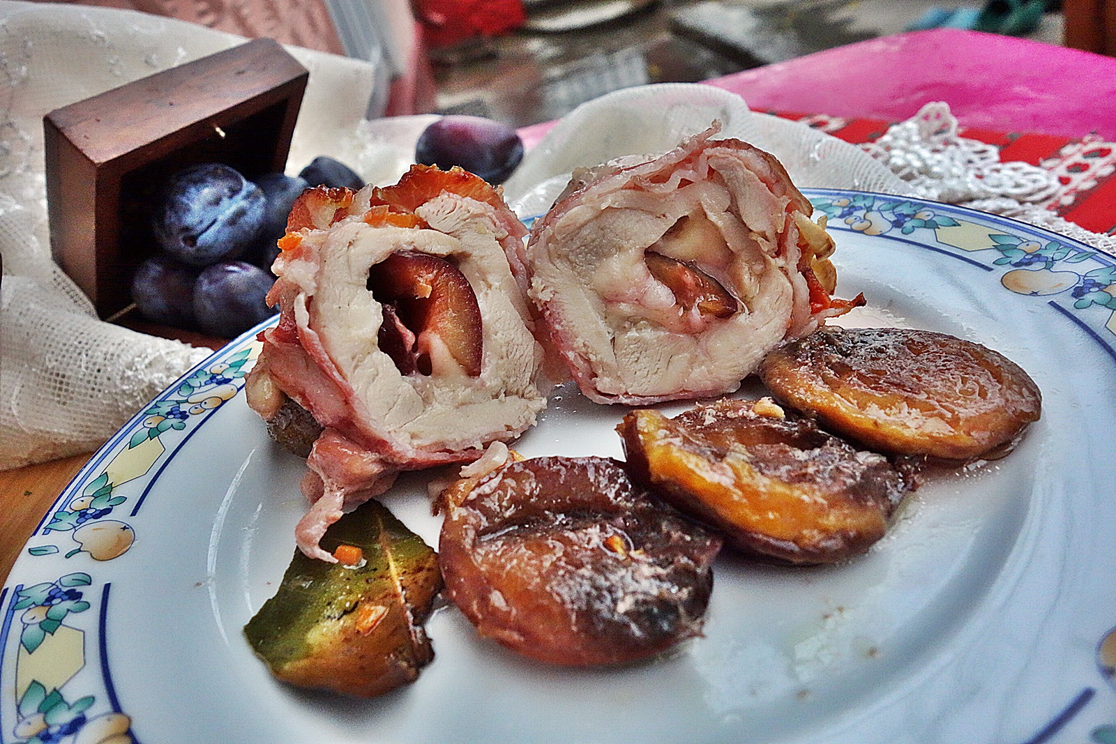 Rulouri jambonate din pui umplute cu prune