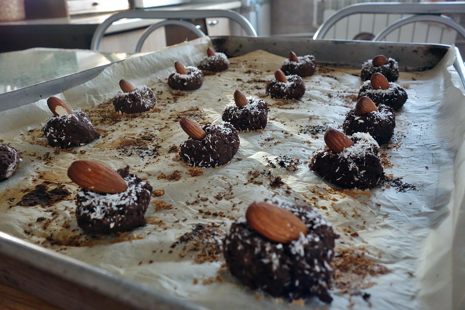 Migdalate ciocolatoase cu nuca de cocos