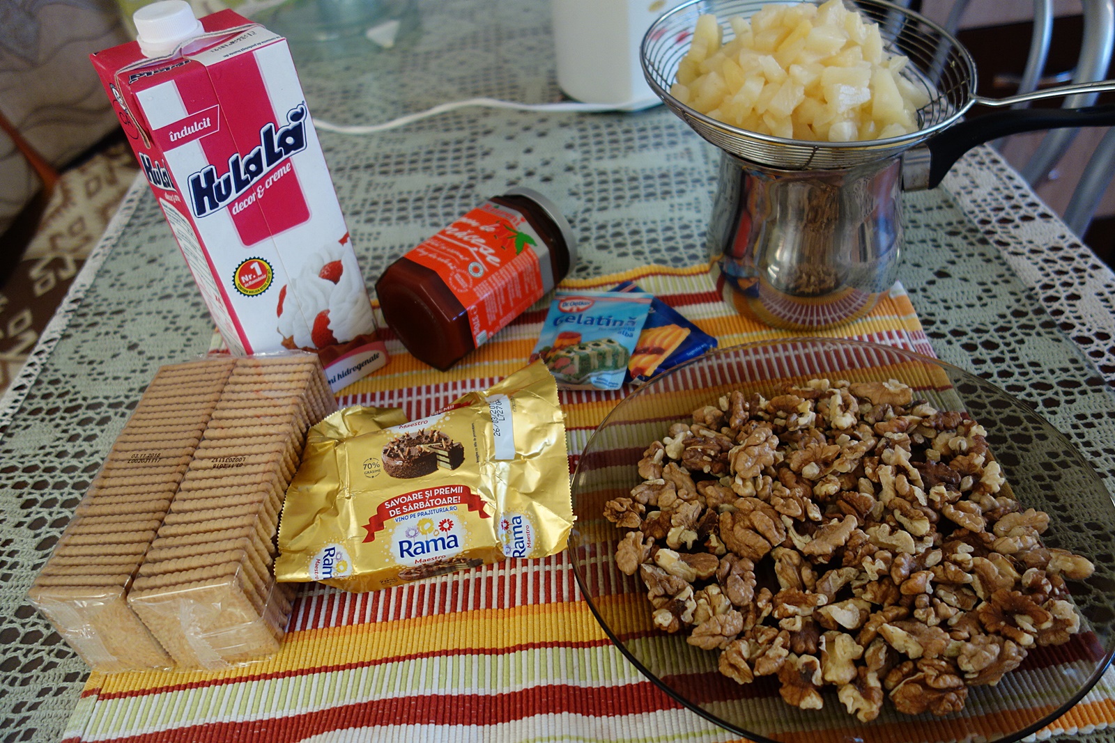 Prajitura cu biscuiti si jeleu de macese