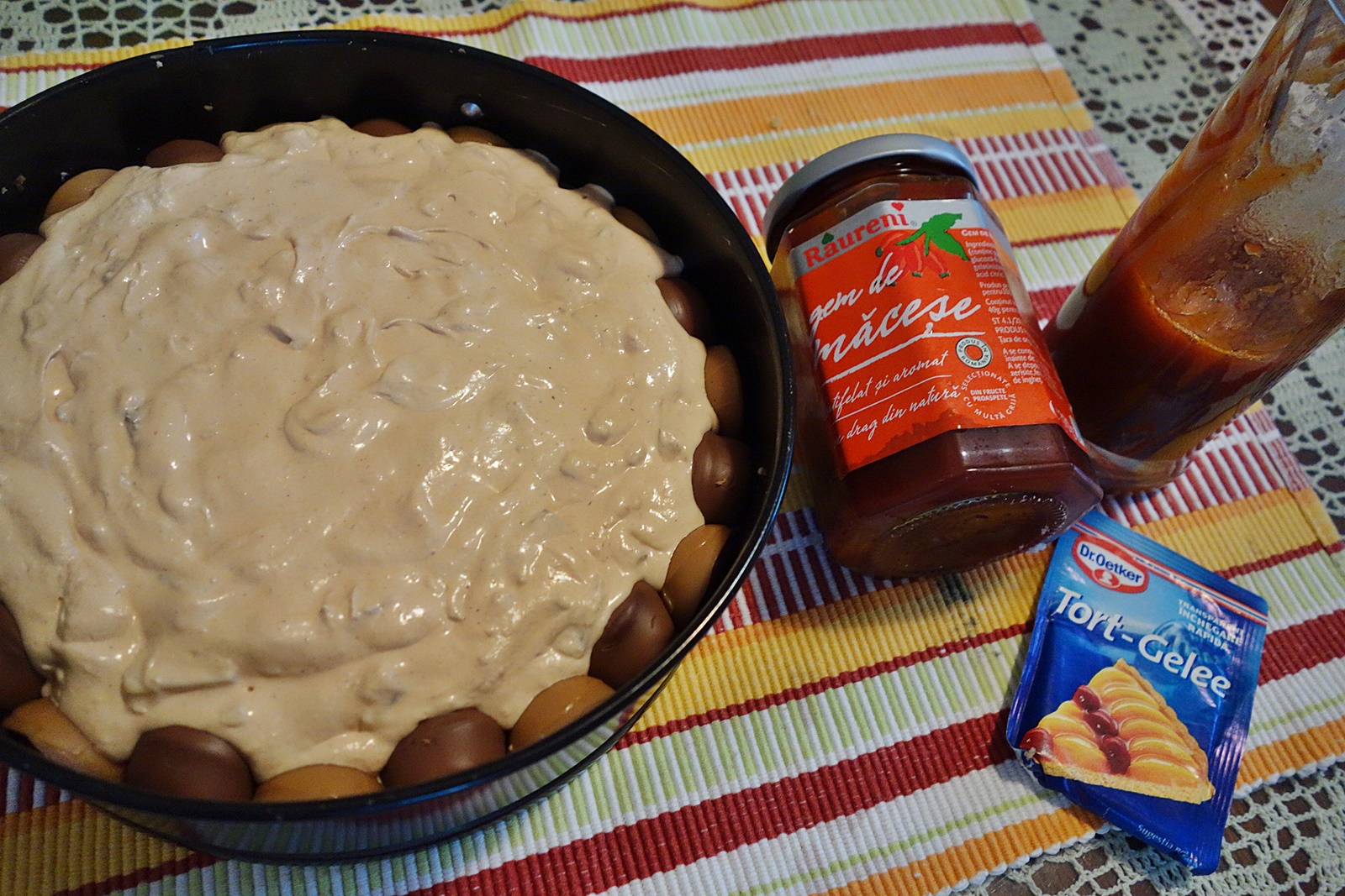 Prajitura cu biscuiti si jeleu de macese