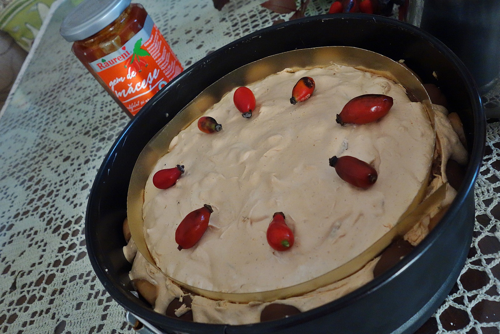 Prajitura cu biscuiti si jeleu de macese