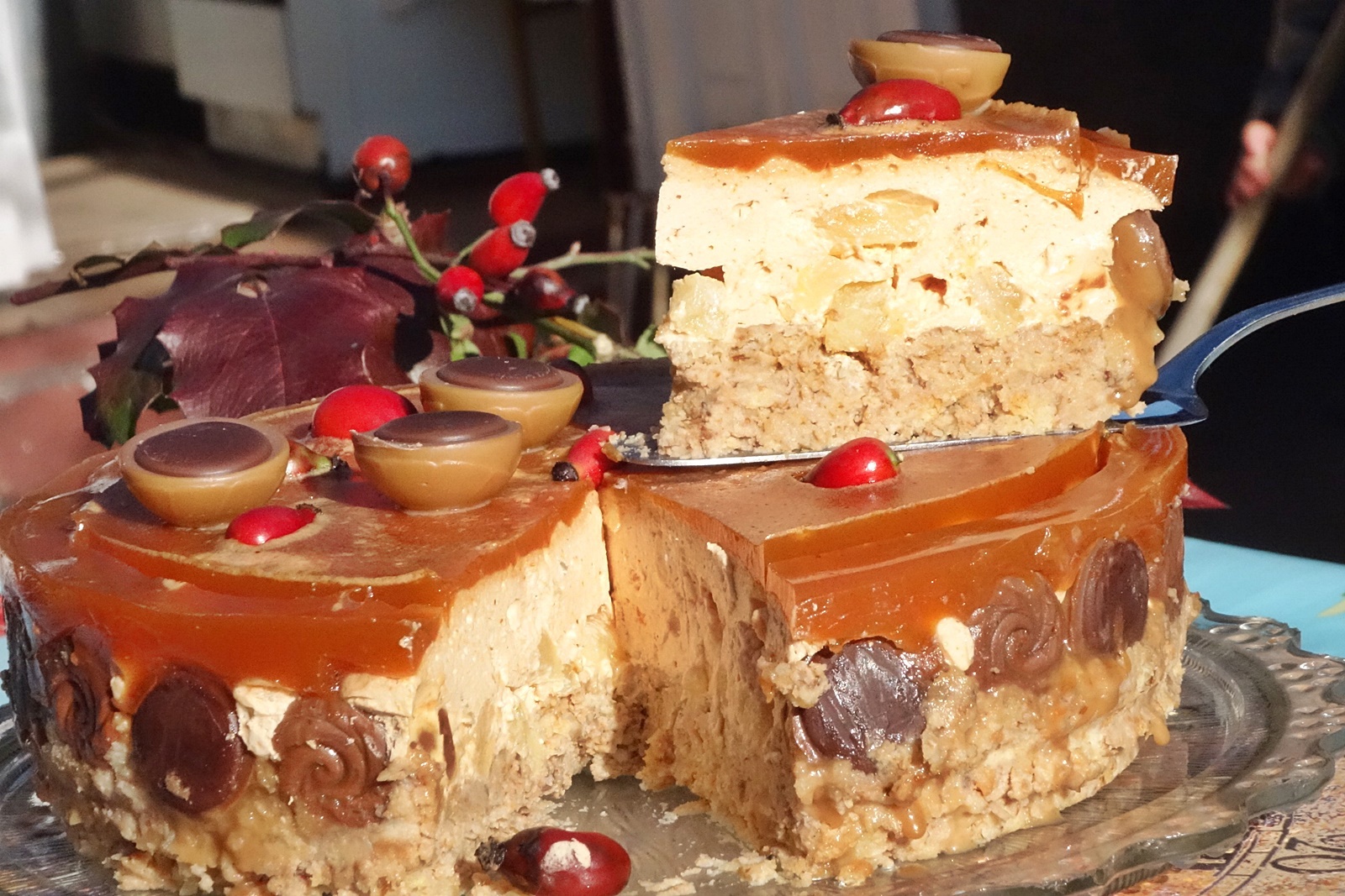 Prajitura cu biscuiti si jeleu de macese