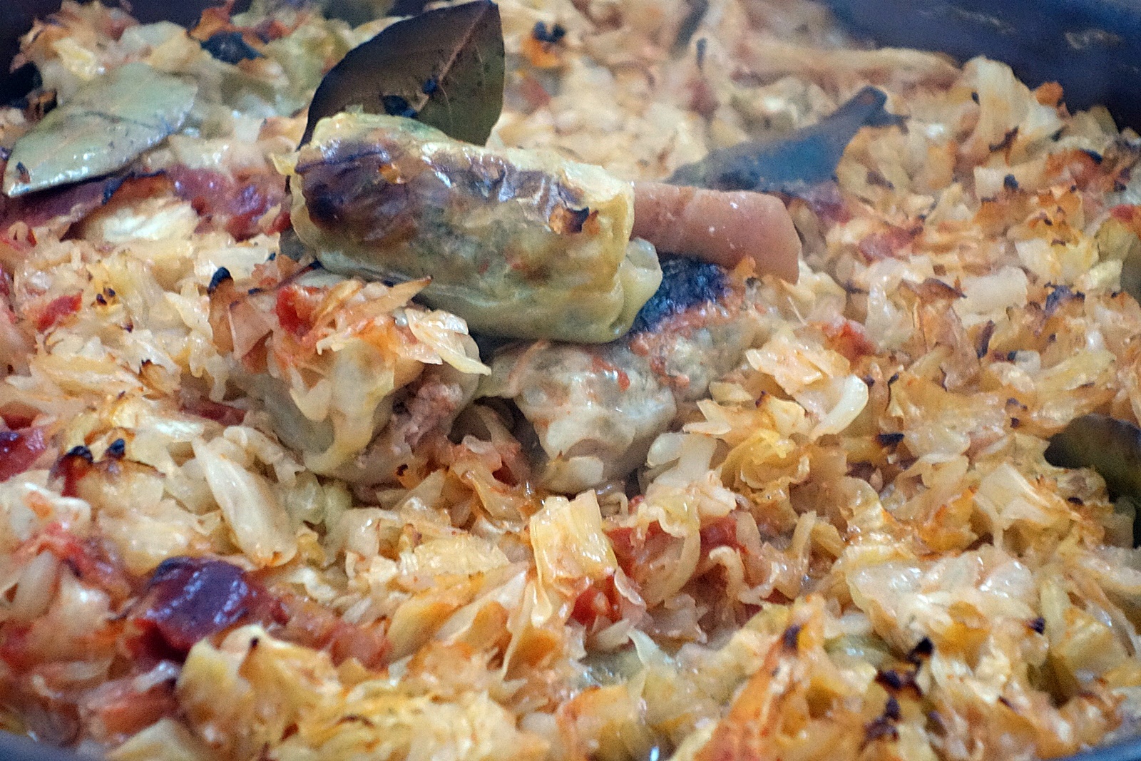 Sarmale de curcan cu varza acra si afumatura de porc