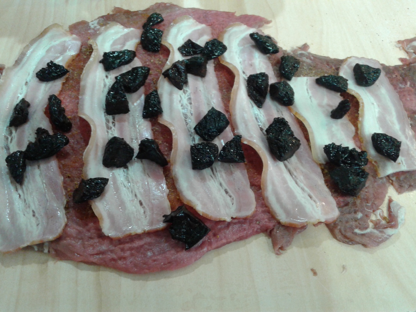 Rulada de carne cu prune uscate