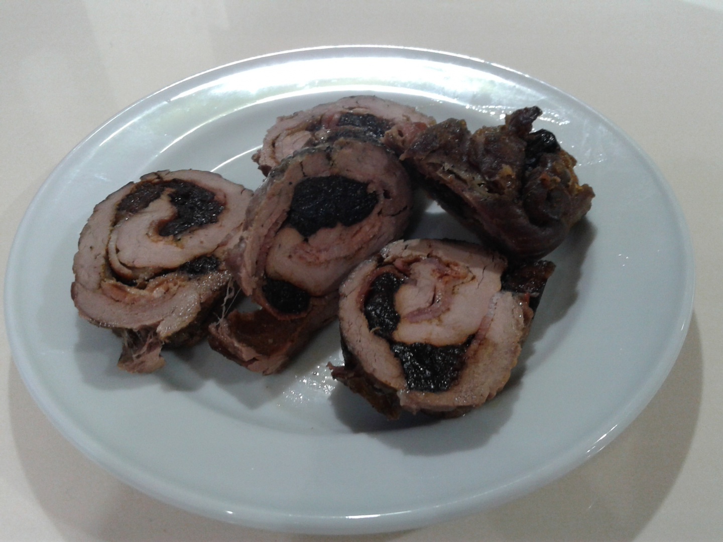 Rulada de carne cu prune uscate