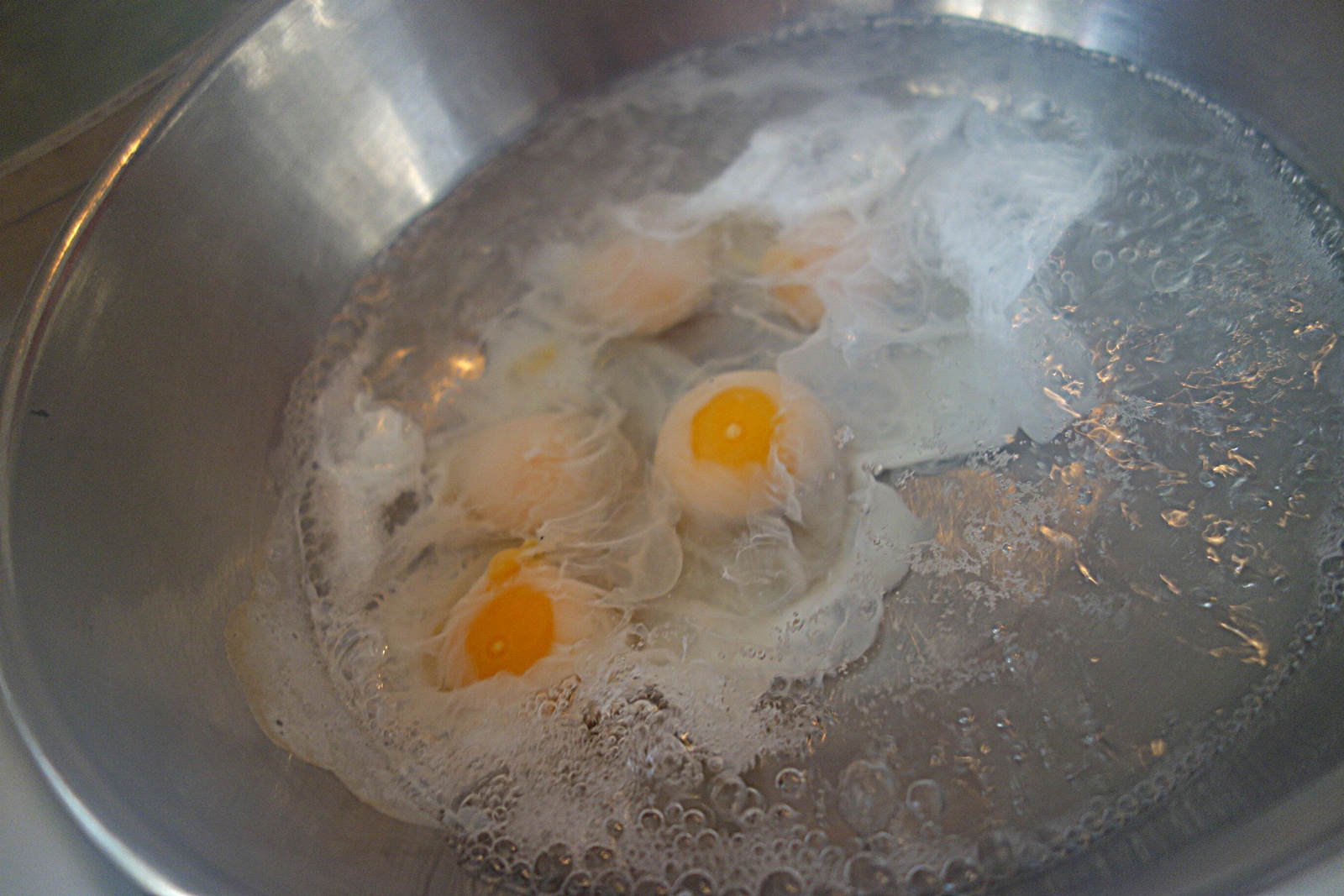 Supa crema de spanac cu bacon si oua posate de prepelita