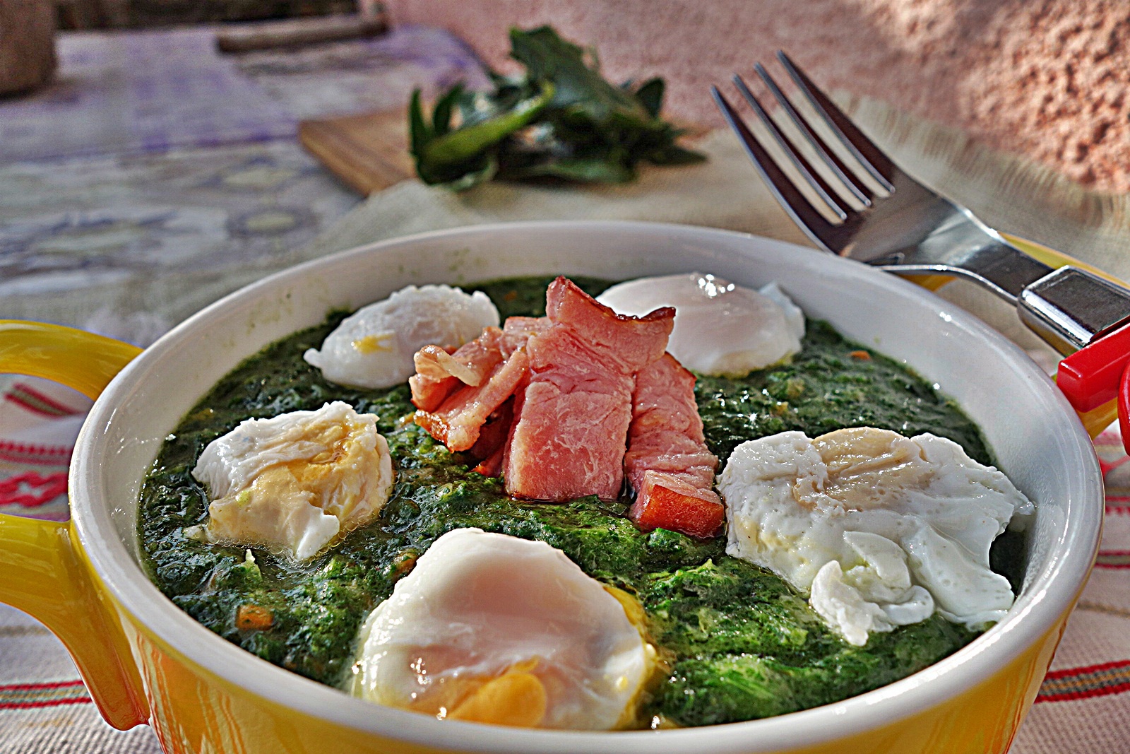 Supa crema de spanac cu bacon si oua posate de prepelita