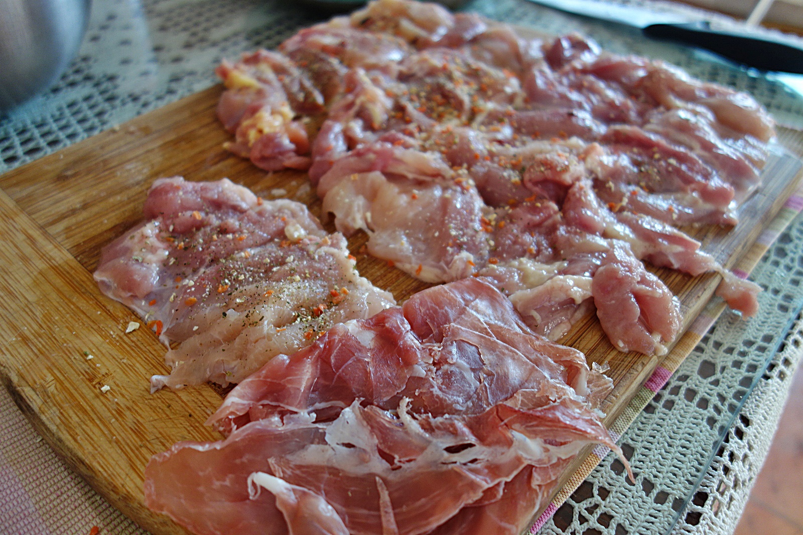 Rulouri din pulpe de pui cu prosciutto si patrunjel verde