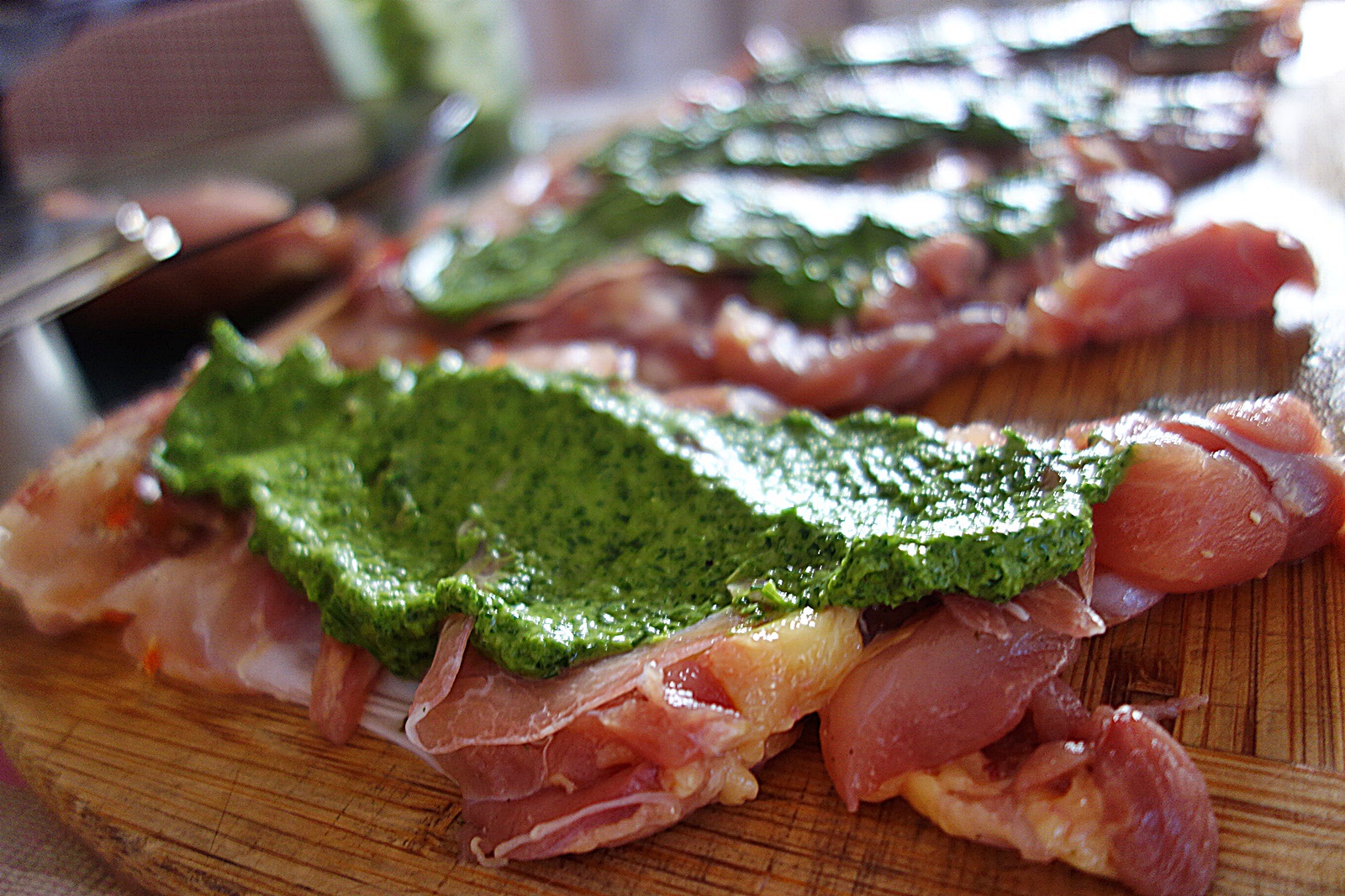 Rulouri din pulpe de pui cu prosciutto si patrunjel verde
