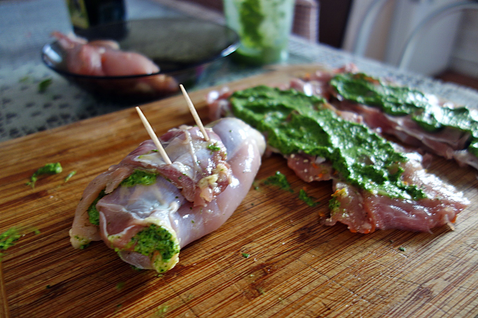 Rulouri din pulpe de pui cu prosciutto si patrunjel verde