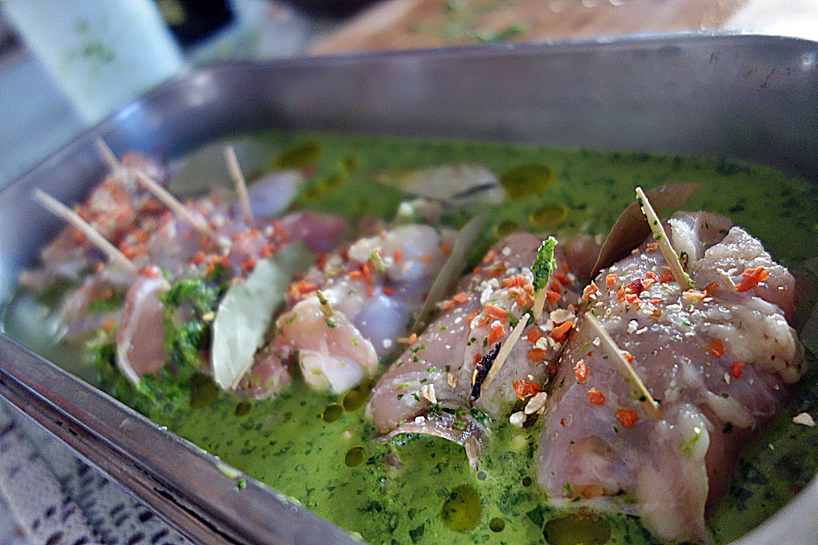 Rulouri din pulpe de pui cu prosciutto si patrunjel verde