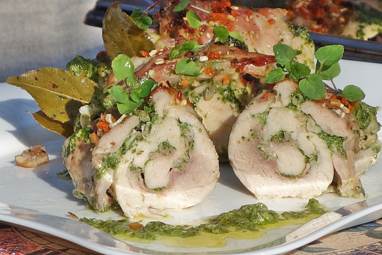 Rulouri din pulpe de pui cu prosciutto si patrunjel verde