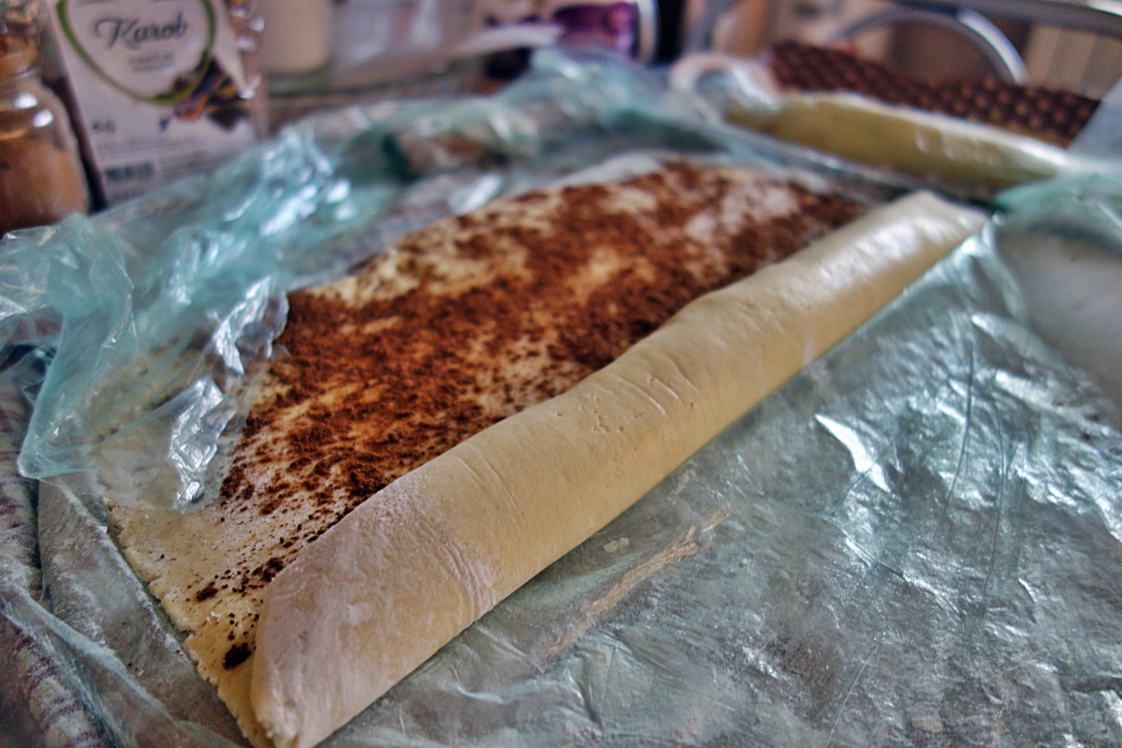 Tarta cu blat fraged din rulouri cu pudra de rascove si umplura de mere