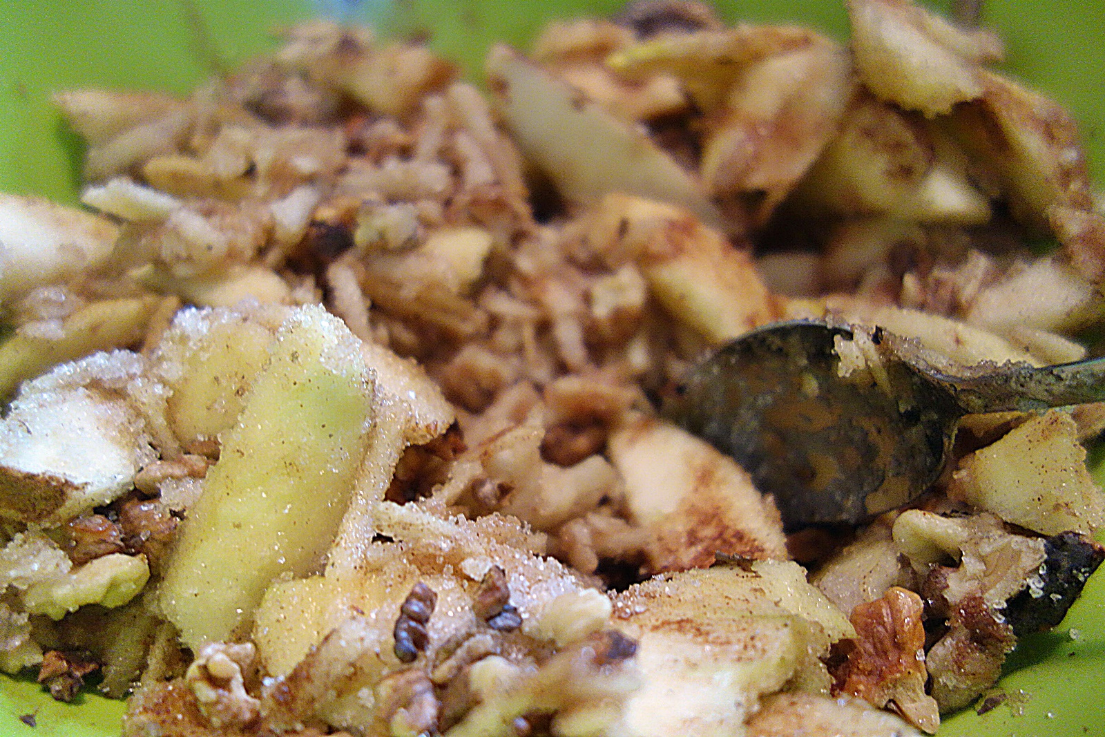 Tarta cu blat fraged din rulouri cu pudra de rascove si umplura de mere