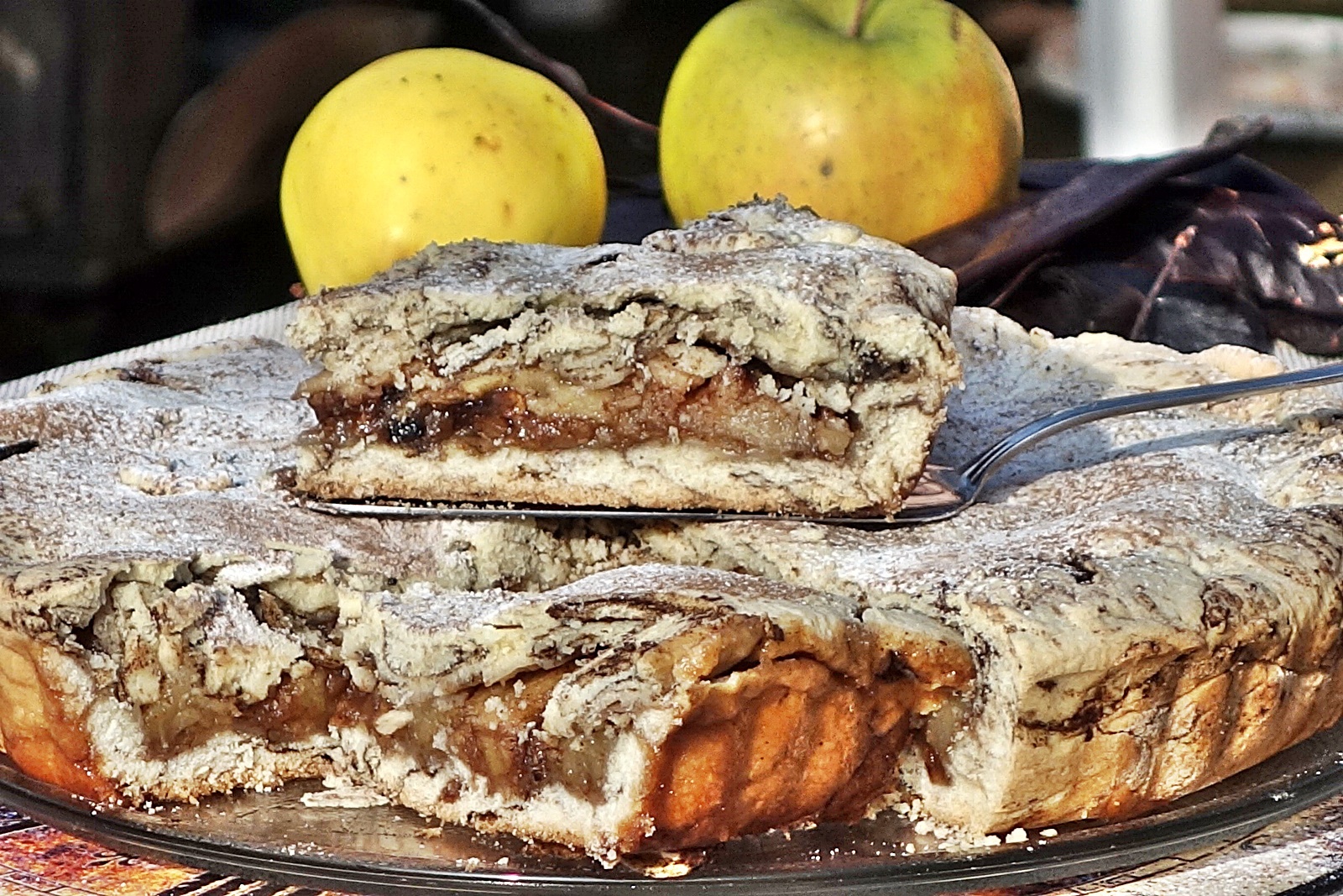 Tarta cu blat fraged din rulouri cu pudra de rascove si umplura de mere