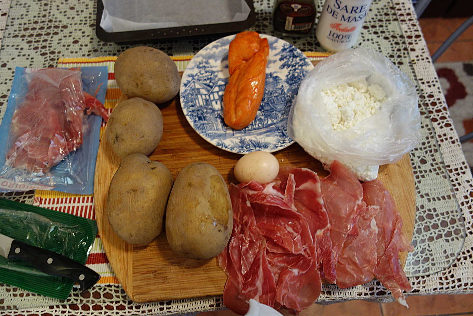 Cartofi umpluti cu branza si piept de pui afumat