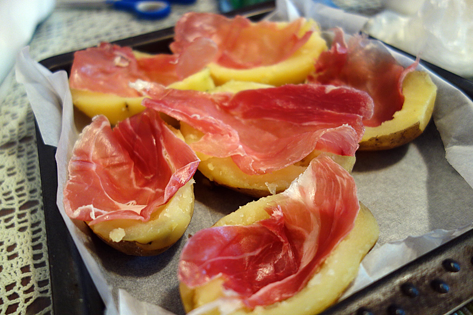 Cartofi umpluti cu branza si piept de pui afumat