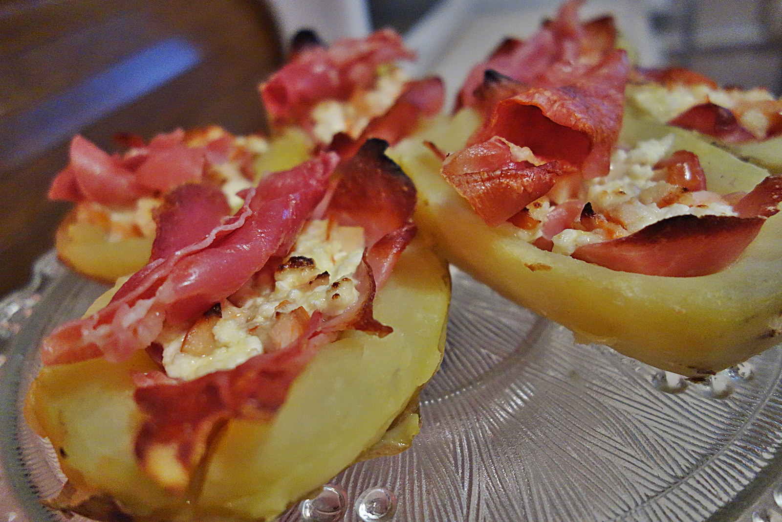 Cartofi umpluti cu branza si piept de pui afumat