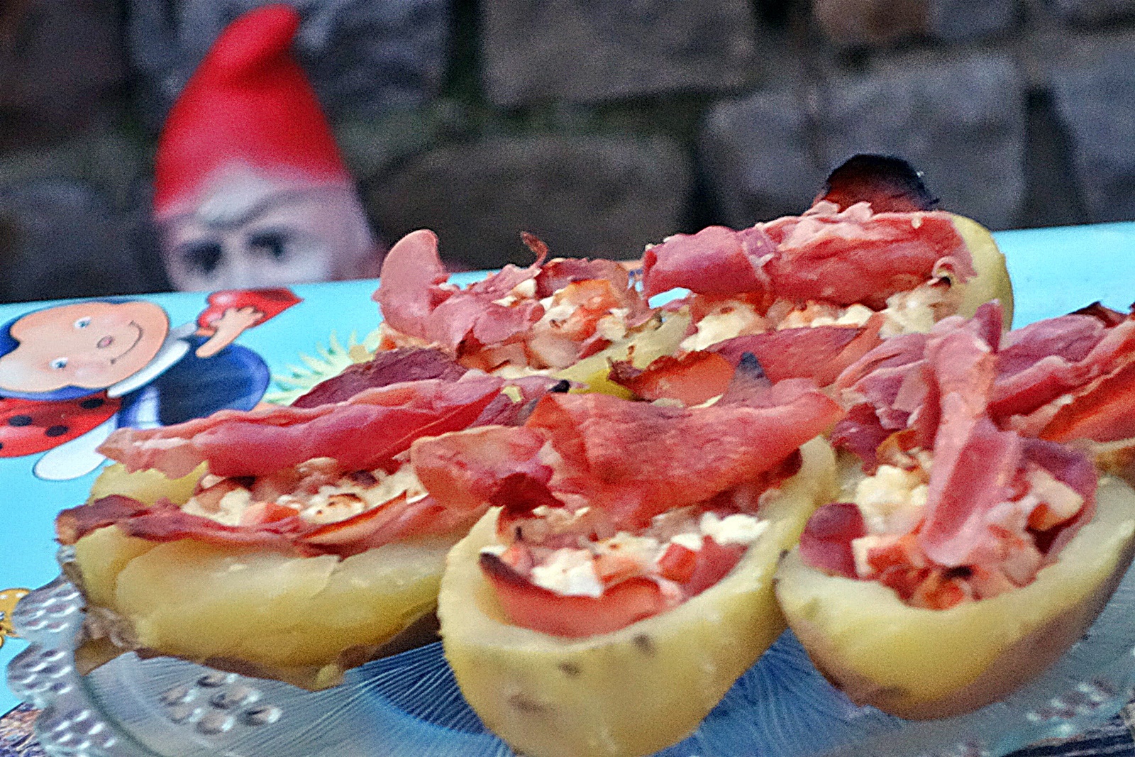 Cartofi umpluti cu branza si piept de pui afumat