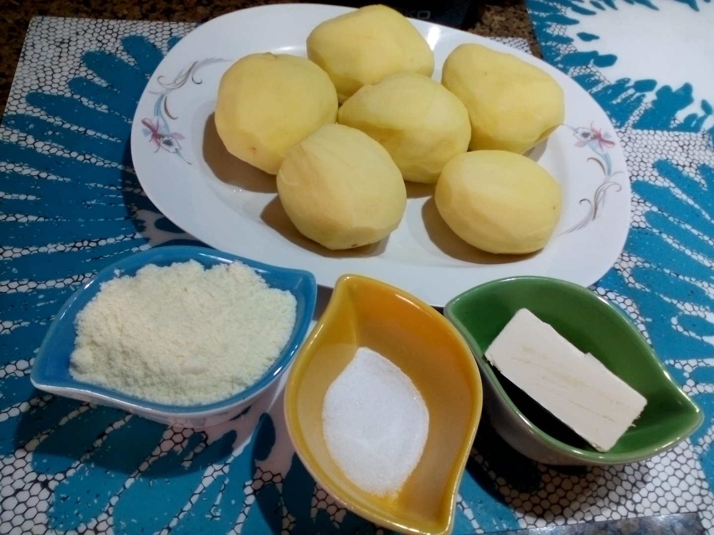 Parjolute moldovenesti in sos, cu garnitura de piure de cartofi