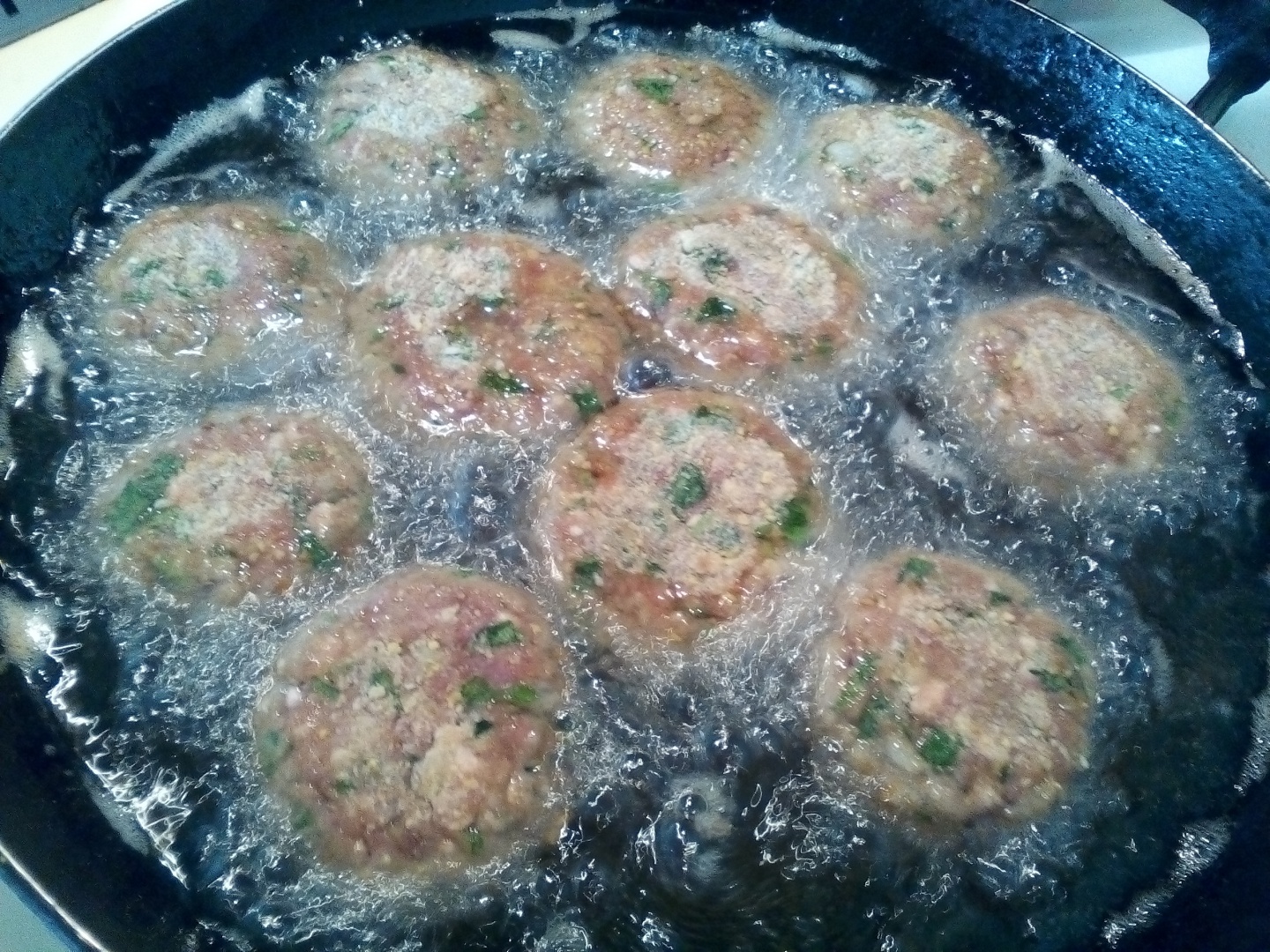 Parjolute moldovenesti in sos, cu garnitura de piure de cartofi