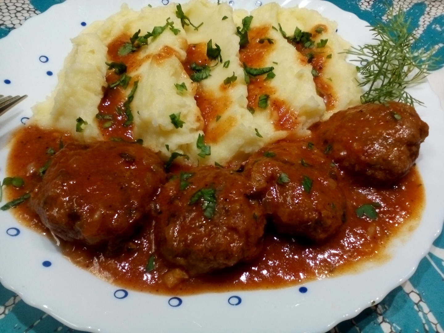 Parjolute moldovenesti in sos, cu garnitura de piure de cartofi