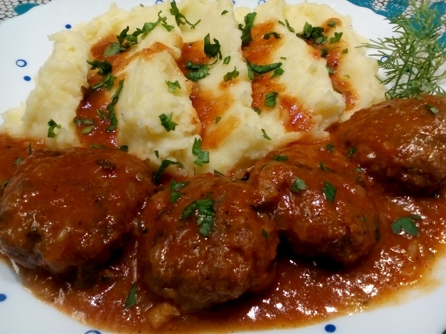 Parjolute moldovenesti in sos, cu garnitura de piure de cartofi