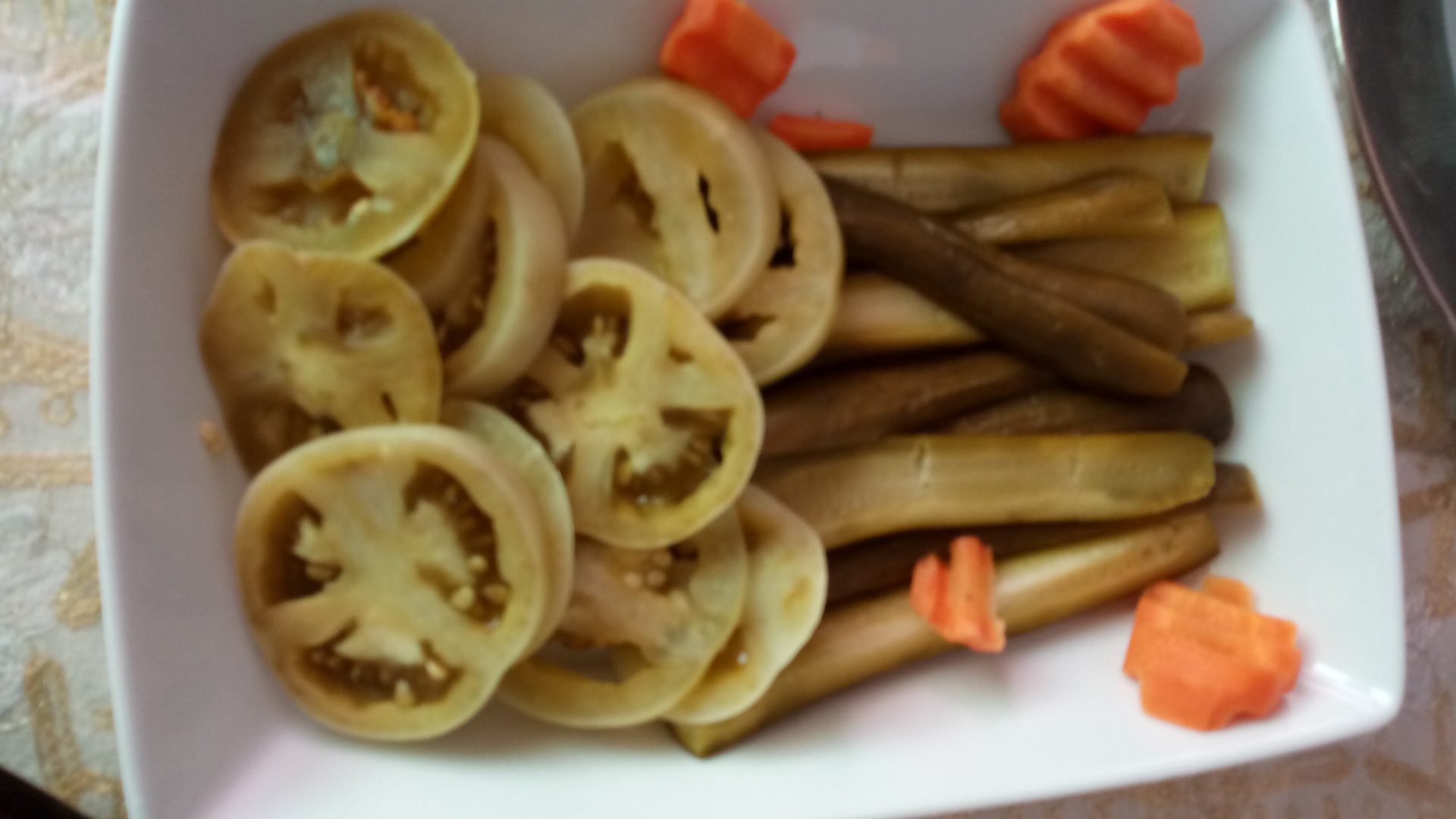 Parjolute moldovenesti in sos, cu garnitura de piure de cartofi