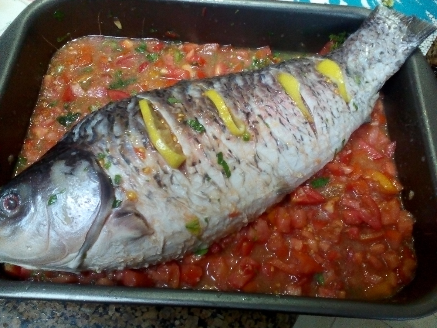 Peste umplut cu legume la cuptor, in sos de rosii cu garnitura de orez