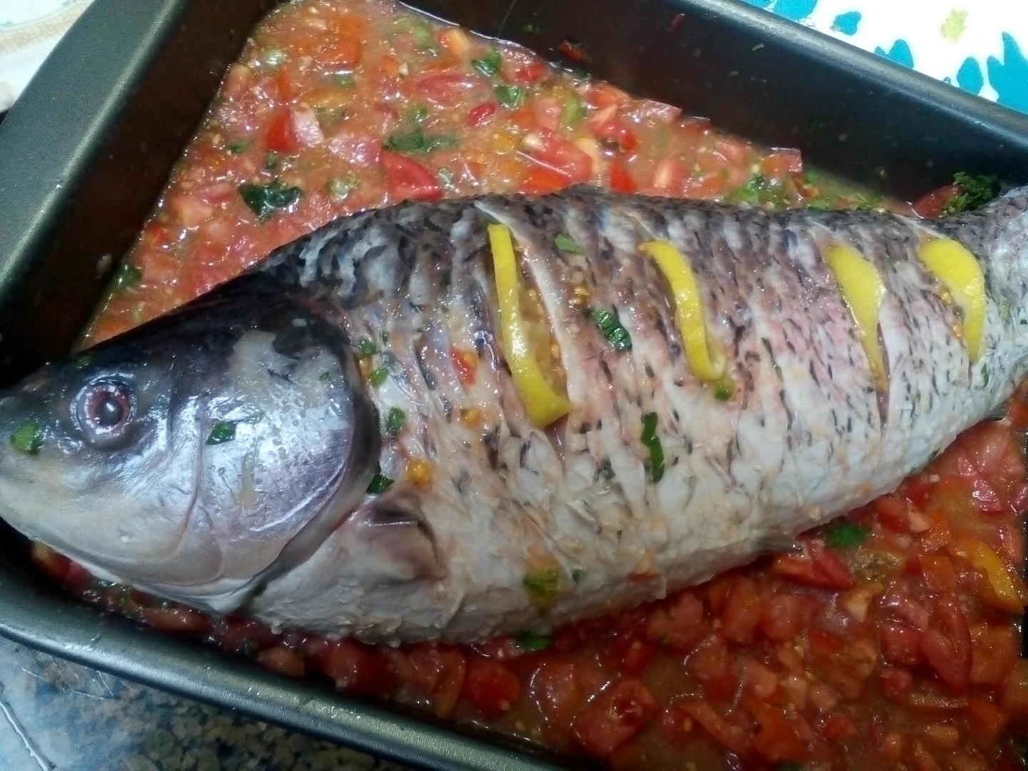 Peste umplut cu legume la cuptor, in sos de rosii cu garnitura de orez